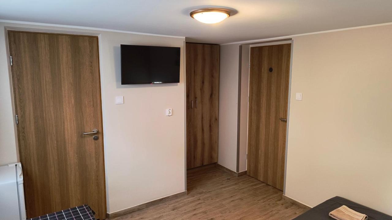 Pokoje Goscinne U Marka Tuszyn Exterior foto